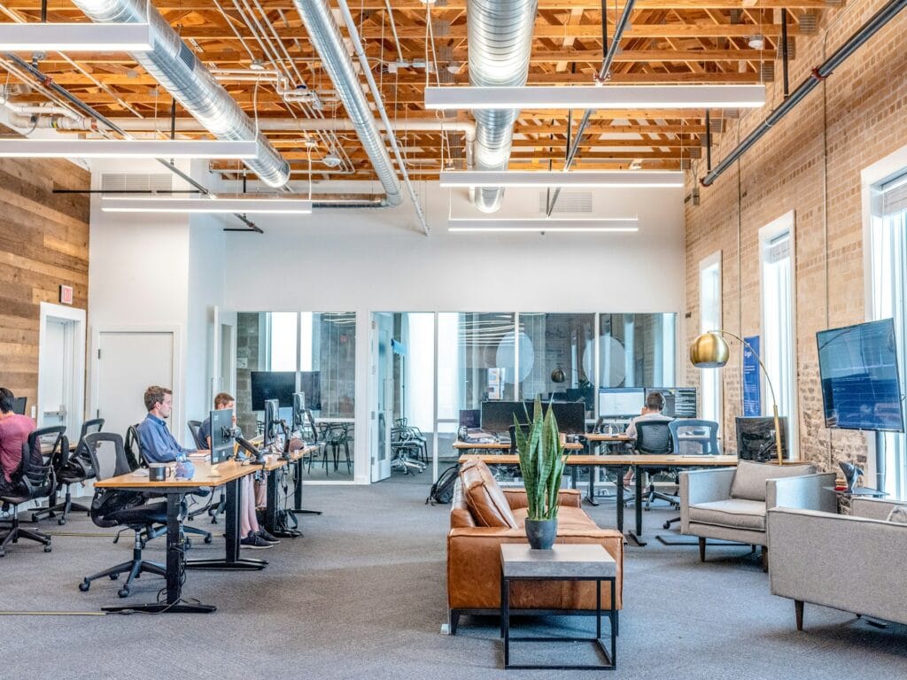 Por que as atualizações das instalações agora são uma estratégia de retenção de talentos - B2B Marketing Blog 11 modern workplace design impacts employee comfort and productivity