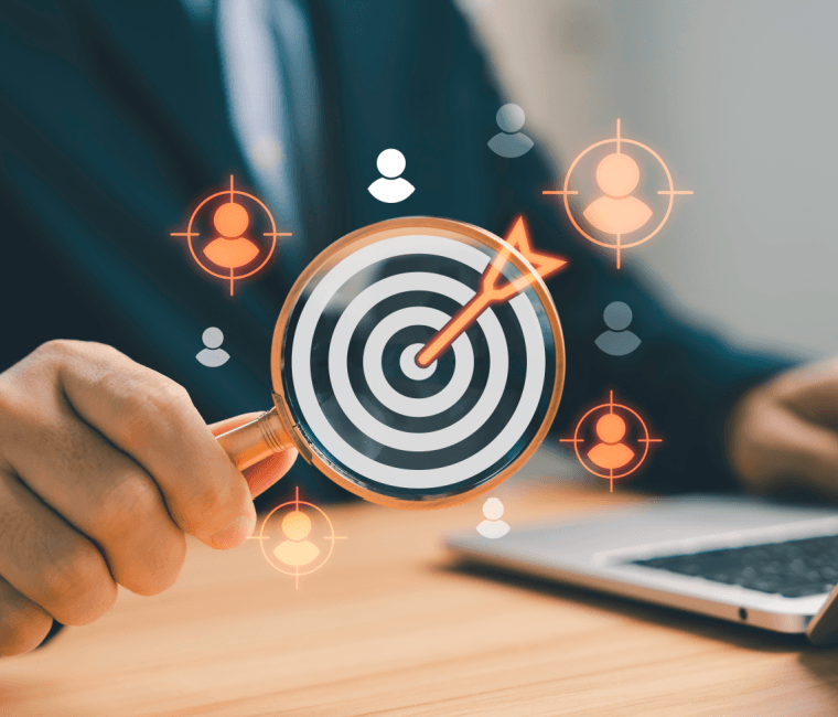 Segmentação por intenção orientada por IA: como os profissionais de marketing financeiro alcançam os tomadores de decisão quando é mais importante 1 A digital target laid over a man in suit at a laptop
